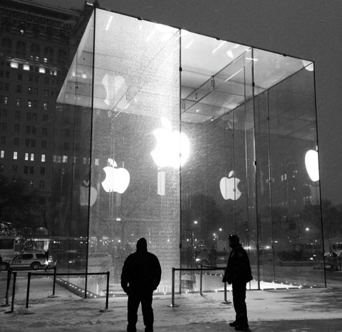 5th Avenue Apple Store needs new glass panel